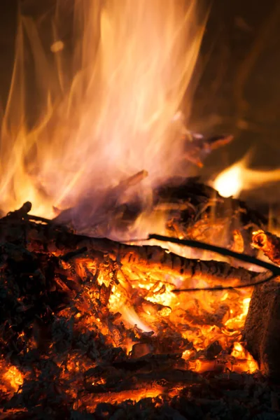 火の炎 夜に木の燃える棒 火の上で何かによって生成される点火されたガスの熱い輝くボディです — ストック写真