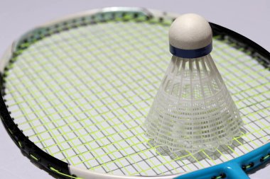 Badminton 'un plastik siki badminton raketinin yeşil ağını taktı. Tüylerin koni şeklini veya benzer bir plastik nesneyi oluşturmak için bağlandığı bir mantar..