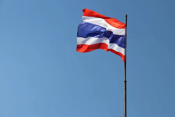 Bandera Nacional Tailandia Sobre Fondo Azul Brillante Del Cielo Soplado — Foto de Stock