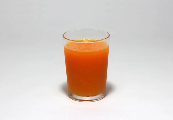 白い背景に隔離されたガラスのオレンジジュース オレンジから得られる液体であるジュースのガラス — ストック写真