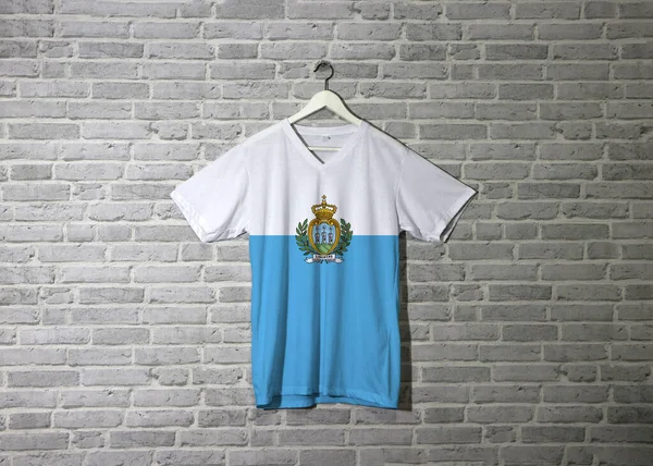 San Marino Flagga Skjortan Och Hänger Väggen Med Tegel Mönster — Stockfoto