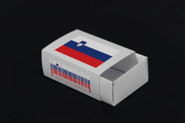 Barkodlu beyaz kutuda Slovenya bayrağı ve siyah zemin üzerinde ulus bayrağı, eşleşme için kağıt ambalajı veya ürünler. Slovenya 'dan ihracat ticareti kavramı.