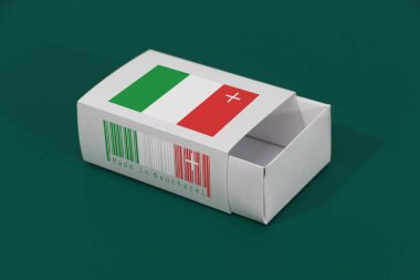 Barkodlu beyaz kutuda Neuchatel bayrağı ve yeşil arka planda kanton bayrağı rengi, eşleştirme için kağıt ambalaj. Neuchatel 'den ihracat ticareti kavramı.