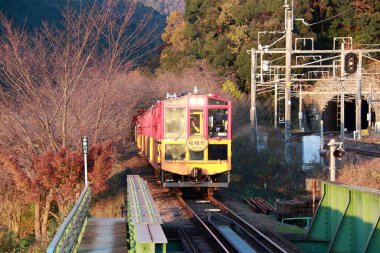 Arashiyama, Kyoto, Japonya 17 Kasım 2017: Kameoka Torokko İstasyonu 'nda sonbaharda klasik tren Sagano Scenic Demiryolu, Sagano Manzaralı Demiryolu Şirketi' nin Sagano Sahne Hattı 'nı işleten bir yan kuruluşudur..