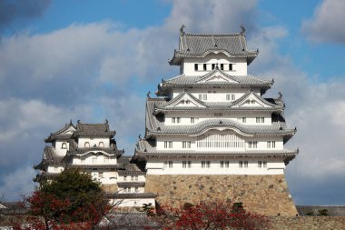 Himeji, Hyogo, Kansai, Japonya 19 Kasım 2017: Mavi gökyüzü arkaplanlı beyaz Himeji Kalesi. Beyaz balıkçıl kalesi (Shirasagijo) olarak da bilinen Himeji Kalesi, Japonya 'nın en spesifik kalesi olarak kabul edilir.