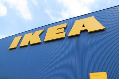 Bang Phli, Samut Prakan, Tayland, 7 Ocak 2018: Mavi gökyüzü ile IKEA büyük sarı işaret. IKEA büyük bir mobilya perakendecisi ve mobilya satıyor. ev aletleri ve aksesuarlar. 