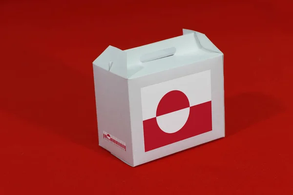 格陵兰的白盒上有条形码 红底上有国旗的颜色 格陵兰岛出口贸易的概念 纸包装产品 — 图库照片