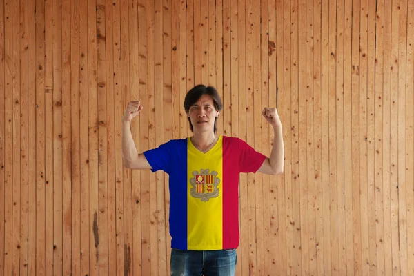 Uomo Che Indossa Andorra Bandiera Colore Della Camicia Piedi Con — Foto Stock