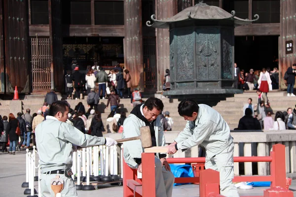2017年11月21日 日本奈良佐治哥 三位日本木匠正在建造舞台 他们用木锤击打舞台的各个部分 在主楼前面 陶台寺的Daibutsuden — 图库照片