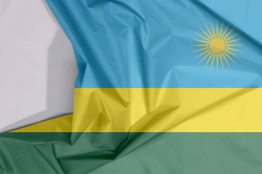Ruanda kumaş krep ve beyaz boşluk ile kat, üst köşesinde sarı bir güneş olan mavi ve yeşil üç renkli bir yatay renk.
