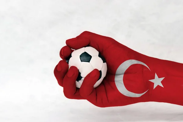 土耳其国旗上的迷你足球手绘有白色背景 红外场 有一颗白星 左偏月牙 体育运动的概念或操纵性或次要事物中的游戏 — 图库照片