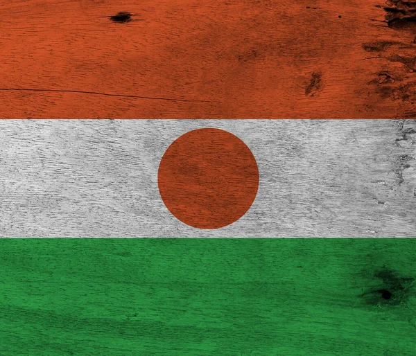木の板の背景にニジェールの旗 グランジ ナイジェリアの国旗の質感 オレンジの白と緑 中央にオレンジ色の丸で帯電 — ストック写真