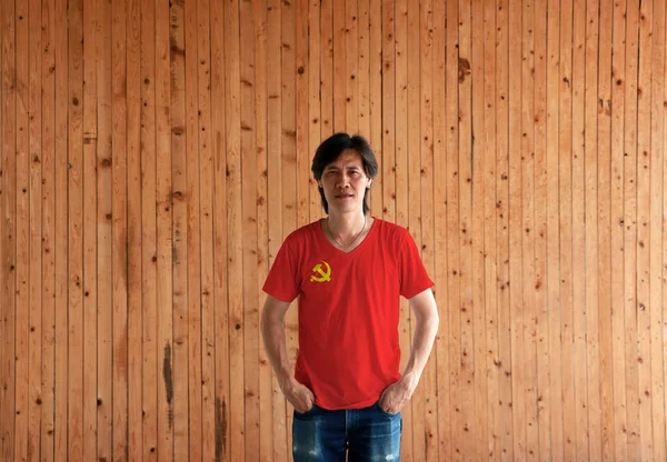Muž Sobě Čínské Komunistické Strany Vlajkové Tričko Stojí Dvěma Rukama — Stock fotografie