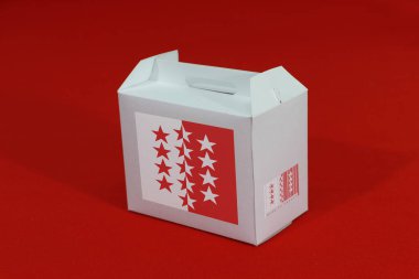 Beyaz kutuda barkodlu Valais bayrağı ve siyah arka planda İsviçre kantonu bayrağı. Wallis 'ten ihracat ticareti kavramı, koyulan ürünler için kağıt ambalajlama.