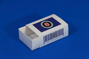 Barkodlu beyaz kutuda Bougainville bayrağı ve mavi arka planda bayrağın rengi. Bougainville 'den ihracat ticareti kavramı, kağıt ambalaj ürünleri.