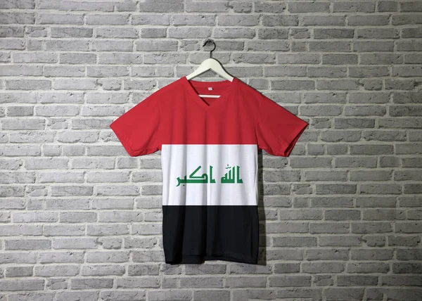 Irak Vlag Shirt Opknoping Aan Muur Met Baksteen Patroon Behang — Stockfoto