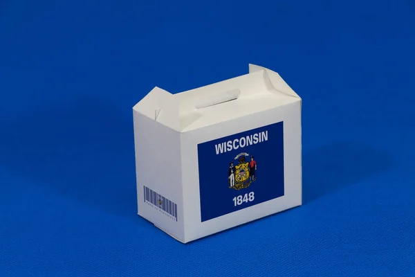 威斯康星州的国旗在白色的盒子与条形码和蓝色背景的州旗的颜色 威斯康星州出口贸易的概念 产品的纸包装 — 图库照片