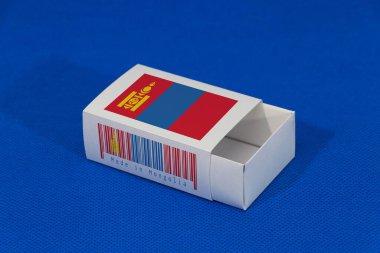 Beyaz kutuda barkodlu Moğolistan bayrağı ve mavi arka planda ulus bayrağı rengi, eşleşme ya da ürünler için kağıt ambalaj. Moğolistan 'dan ihracat ticareti kavramı.