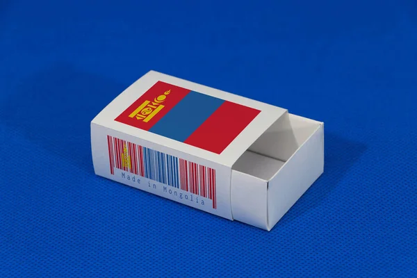 白盒上的蒙古国旗有条形码 蓝色背景上有国旗的颜色 纸包装上有火柴或产品 蒙古出口贸易的概念 — 图库照片