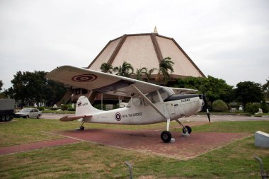 Lam Luk Ka, Pathumthani, Tayland 5 Kasım 2017: Tayland Ordusu 'nun arındırma uçağı gelecek nesli anmak için Ulusal Anıt' ta. Cessna O-1 Bird Dog bir irtibat ve gözlem uçağıydı..