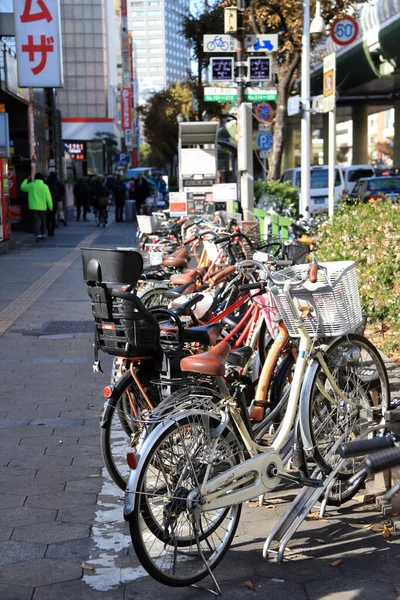 2017年11月21日 日本大阪南坝 许多自行车停车场在日本南坝路边的人行道上 很多日本人把自行车当作交通工具 — 图库照片
