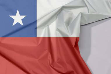 Şili kumaşından krep ve kat kat beyaz alan, üst köşesinde mavi kare ve ortada beyaz yıldız olan beyaz ve kırmızı yatay iki renkli bir renk..