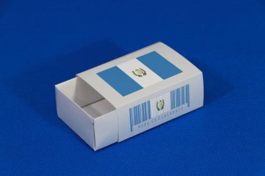 Barkodlu beyaz kutuda Guatemala bayrağı ve mavi arka planda ülke bayrağı rengi, eşleştirme için kağıt ambalaj. Guatemala 'dan ihracat ticareti kavramı.