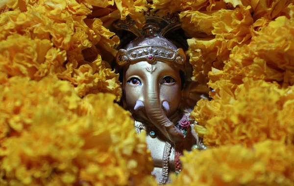 Ganesha Wykonana Mosiądzu Pośród Żółtego Kwiatu Nagietka Syna Boga Uma — Zdjęcie stockowe