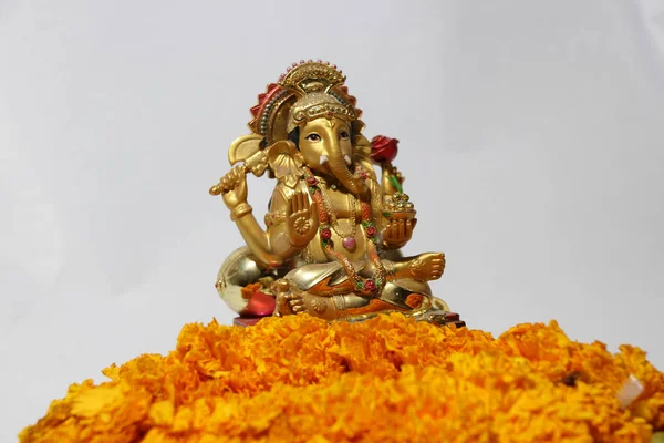 Ganesha Hecho Latón Con Flor Caléndula Amarilla Primer Plano Fondo —  Fotos de Stock