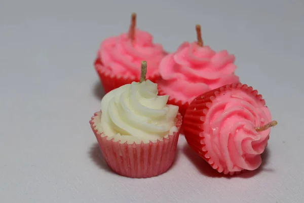 Branco Três Velas Rosa Forma Cupcake Colocar Fundo Cinza Claro — Fotografia de Stock