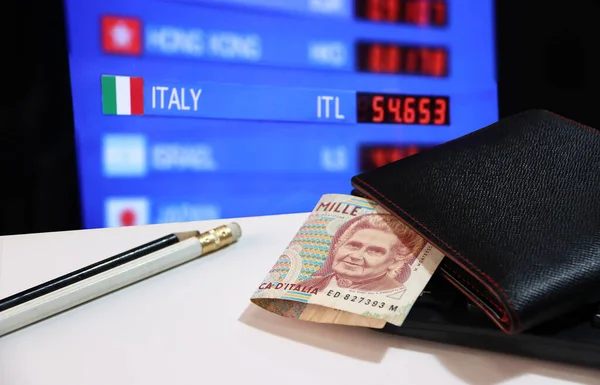 Ett Tusen Lire Italien Sedel Med Svart Plånbok Och Penna — Stockfoto