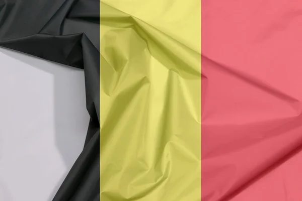 ベルギーのファブリックフラッグクレープと白のスペースで増加し それは黒 赤の垂直三色です — ストック写真