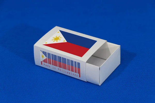 フィリピンは バーコードと青の背景に国旗の色を持つ白い箱にフラグを立て マッチや製品を置くための紙の包装 フィリピンからの輸出貿易の概念 — ストック写真