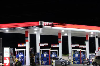 Pathumthani, Tayland 5 Temmuz 2017: Esso istasyonu, karanlık gece. Esso ExxonMobil ve ilgili şirketlerin ticari adıdır..