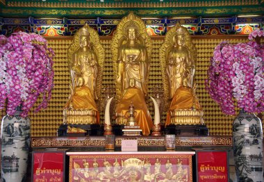 Nonthaburi, Tayland 10 Temmuz 2017: Buda 'nın üç pirinç heykeli ve Boromracha Kanchanapisek Anusorn tapınağının arkasındaki cennetteki on bin Buda mabedi..