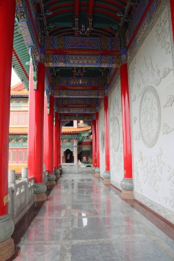 Nonthaburi, Tayland 10 Temmuz 2017: Boromracha Kanchanapisek Anusorn tapınağındaki kırmızı sırık ve duvarda taş oyması olan ana binanın yanına yasaklı.