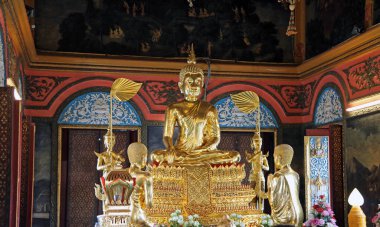 Koh Kret Adası, Nonthaburi, Tayland 29 Temmuz 2017: Poramaiyikawas Worawihan Tapınağı 'ndaki ana Brass Buda heykeli (kralların büyükannesi ve destekçisi) 1774 yılında inşa edilmiştir..