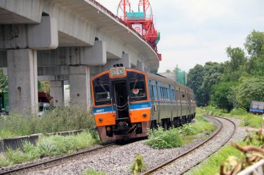 Donmuang, Bangkok, Tayland - 27 Ağustos 2017: Demiryolları üzerinde çalışan şehirlerarası tren, Tayland Devlet Demiryolu (SRT) Bangkok 'tan Ban Takhli' ye, Nakhon Sawan 'a hizmet vermektedir. Demiryolu, trenin demiryoluna paralel demiryolu.