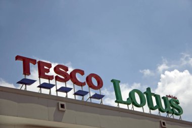 Pathum Thani, Tayland - 23 Ekim 2017: Tesco Lotus İndirim Mağazası 'nın mavi gökyüzü arka planında Dicut style, Muang, Pathum Thani' nin kırmızı ve Lotus 'un yeşil renkli şubeleri).