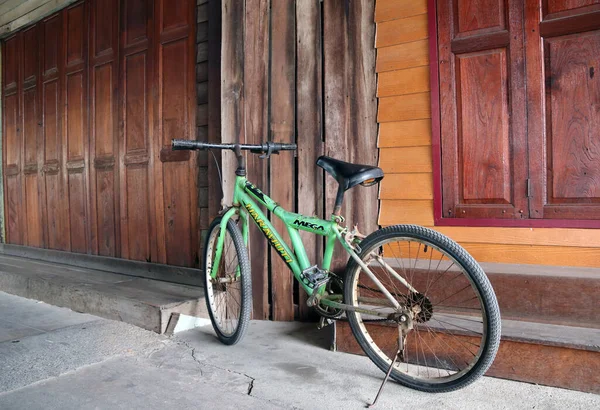 2017年7月15日 泰国帕图姆塔尼 位于林昌旧城木排房子前的自行车停车场 — 图库照片