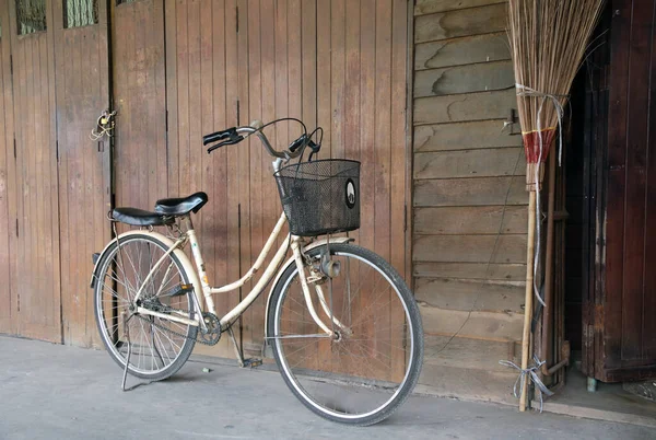 2017年7月15日 泰国帕图姆塔尼 位于林昌旧城木排房子前的自行车停车场 — 图库照片