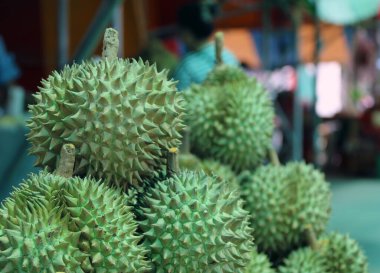 Durian yığını, oval dikenli tropikal meyve içinde kremalı posa var. Lezzetinden dolayı çok saygıdeğer..