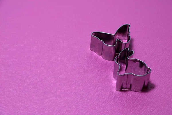 粉红地板上金属面团压模兔和蝴蝶形状 — 图库照片