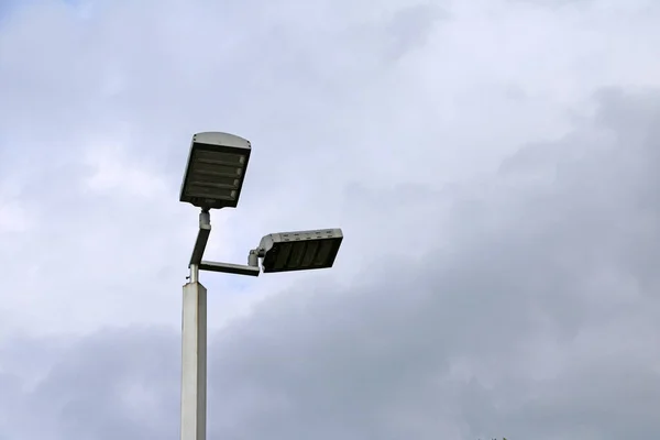 Два Квадратних Прожектора Полюсі Фоні Блакитного Неба — стокове фото