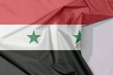 Suriye Arap Cumhuriyeti kumaş krep ve beyaz alan ile kat kat, ortasında iki yeşil yıldız ile kırmızı beyaz ve siyah yatay üç renk.