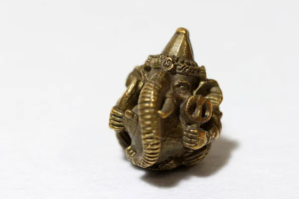 ガネーシャは白を基調とした真鍮製で ヒンドゥー教とブラマニズムのウマ デヴィ神の息子である 知識と芸術の神 — ストック写真