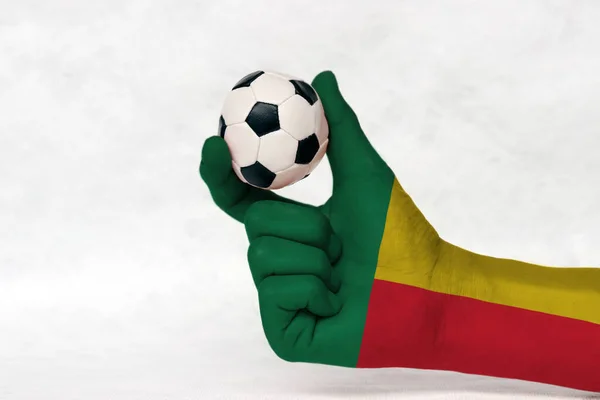 Mini Bola Futebol Benin Bandeira Pintada Mão Segure Com Dois — Fotografia de Stock