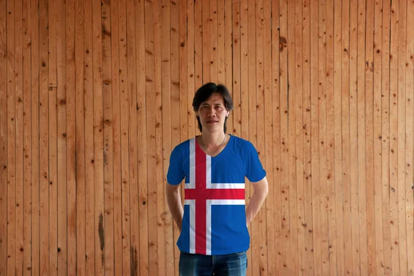 Man Met Ijsland Vlag Kleur Van Shirt Staan Met Gekruiste — Stockfoto