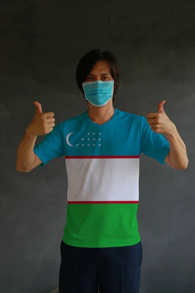 Άνθρωπος Φοράει Υγιεινή Μάσκα Και Φοράει Uzbek Σημαία Χρώματος Πουκάμισο — Φωτογραφία Αρχείου