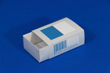 Barkodlu beyaz kutuda Luzern bayrağı ve mavi arka planda kanton bayrağı rengi, eşleştirme için kağıt ambalaj. Lucerne 'den ihracat ticareti kavramı.